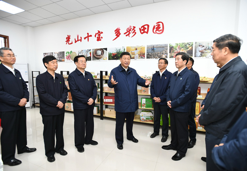 9月16日至18日，中共中央總書記、國家主席、中央軍委主席習(xí)近平在河南考察。這是17日上午，習(xí)近平在信陽市光山縣文殊鄉(xiāng)東岳村文化接待中心，了解光山縣脫貧工作和中辦在光山縣扶貧工作情況。新華社記者 謝環(huán)馳 攝