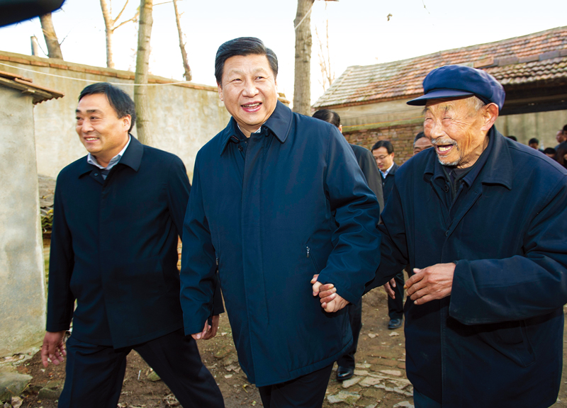 　2013年11月24日至28日，中共中央總書記、國家主席、中央軍委主席習(xí)近平在山東考察。 這是25日下午，習(xí)近平在地處沂蒙老區(qū)的臨沭縣曹莊鎮(zhèn)朱村親切地拉著83歲的“老支前”王克昌的手去他家看望。 新華社記者 謝環(huán)馳/攝