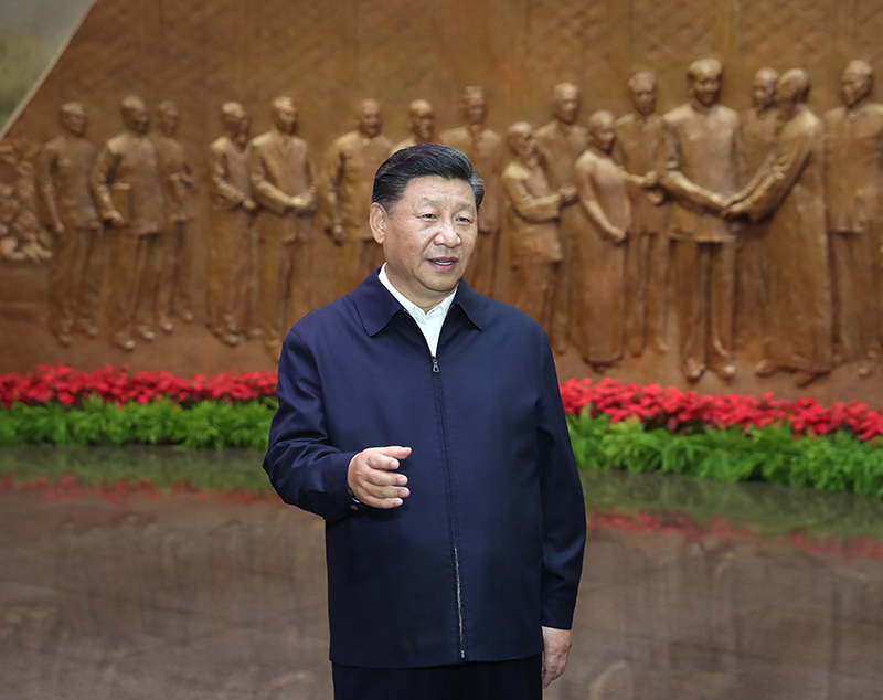 9月12日，中共中央總書記、國(guó)家主席、中央軍委主席習(xí)近平視察中共中央北京香山革命紀(jì)念地。這是習(xí)近平在香山革命紀(jì)念館參觀《為新中國(guó)奠基》主題展覽，并發(fā)表重要講話。